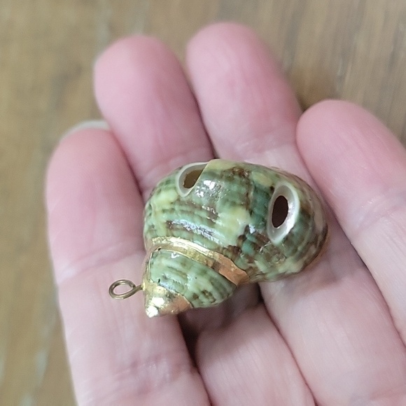 Elegant Gold tone and Green Shell Necklace pendant - Picture 5 of 5